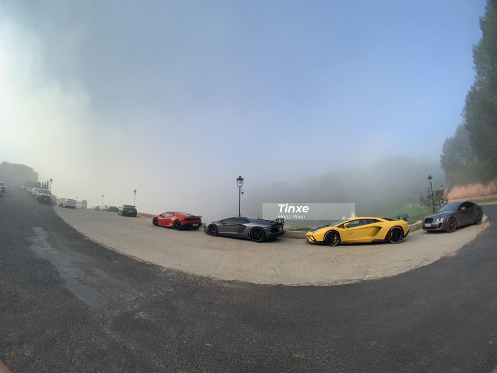 Đo&agrave;n si&ecirc;u xe Car Passion tắm sương tại một resort c&aacute;ch trung t&acirc;m th&agrave;nh phố Đ&agrave; Lạt 8 km v&agrave;o s&aacute;ng nay