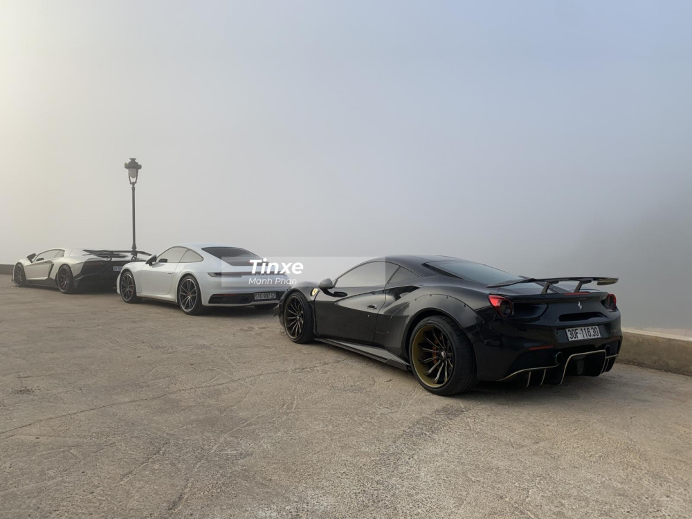 Si&ecirc;u xe Ferrari 488 GTB độ Liberty Walk độc nhất Việt Nam sau khi được chủ cũ lần đầu ti&ecirc;n rao b&aacute;n cũng được mang l&ecirc;n Đ&agrave; Lạt để đi chơi c&ugrave;ng với nh&oacute;m Car Passion.