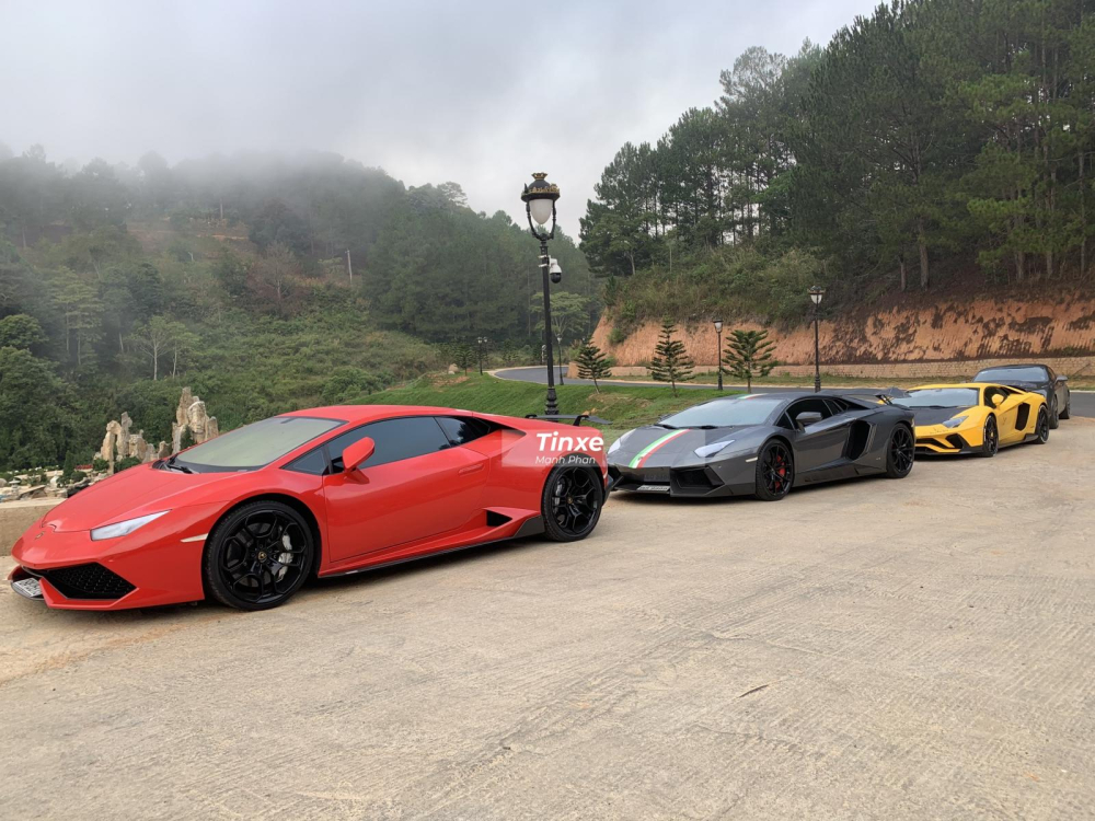 Bộ 3 si&ecirc;u xe Lamborghini n&agrave;y bao gồm c&aacute;c phi&ecirc;n bản Huracan LP610-4, Aventador LP700-4 độ Novitec v&agrave; cuối c&ugrave;ng l&agrave; Aventador S LP740-4 của chủ nh&acirc;n chiếc si&ecirc;u xe triệu đ&ocirc; McLaren Senna.