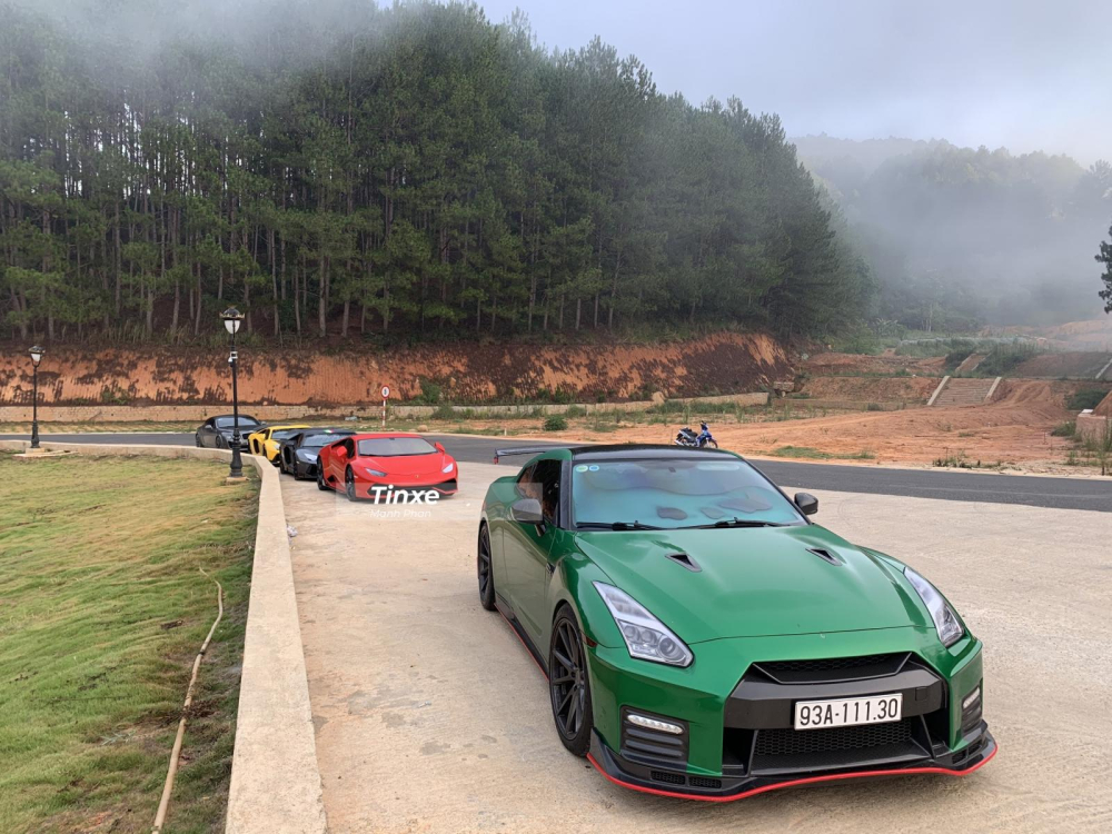 Chiếc si&ecirc;u xe đường phố Nissan GT-R của một th&agrave;nh vi&ecirc;n B&igrave;nh Phước v&agrave; ph&iacute;a sau l&agrave; 3 chiếc si&ecirc;u xe của thương hiệu Lamborghini c&ugrave;ng một chiếc Bentley Continental Supersports.