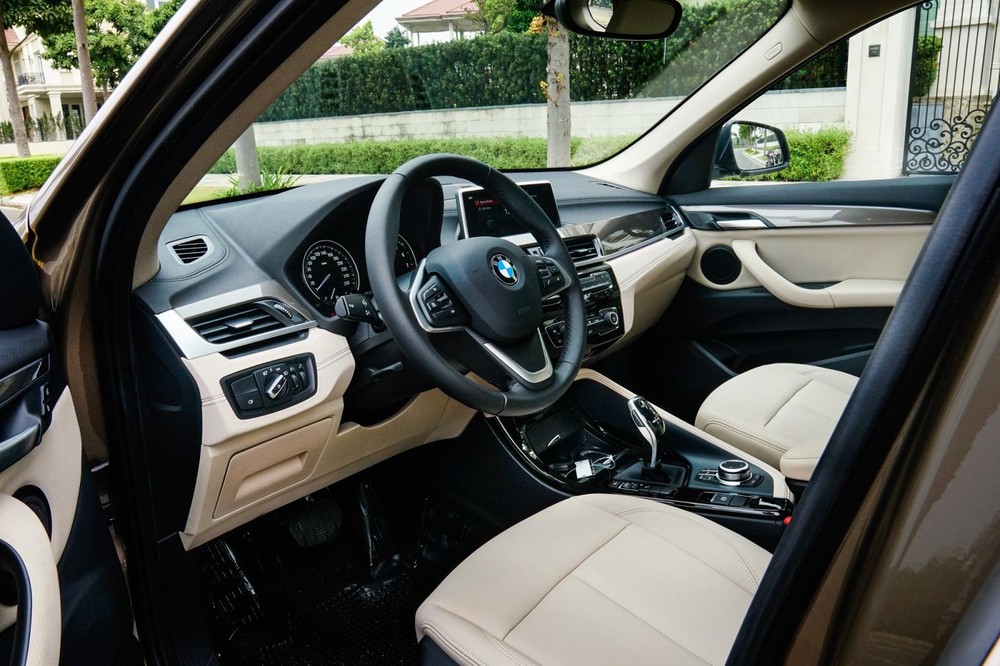 Khoang lái của BMW X1 sDrive18i xLine 2020