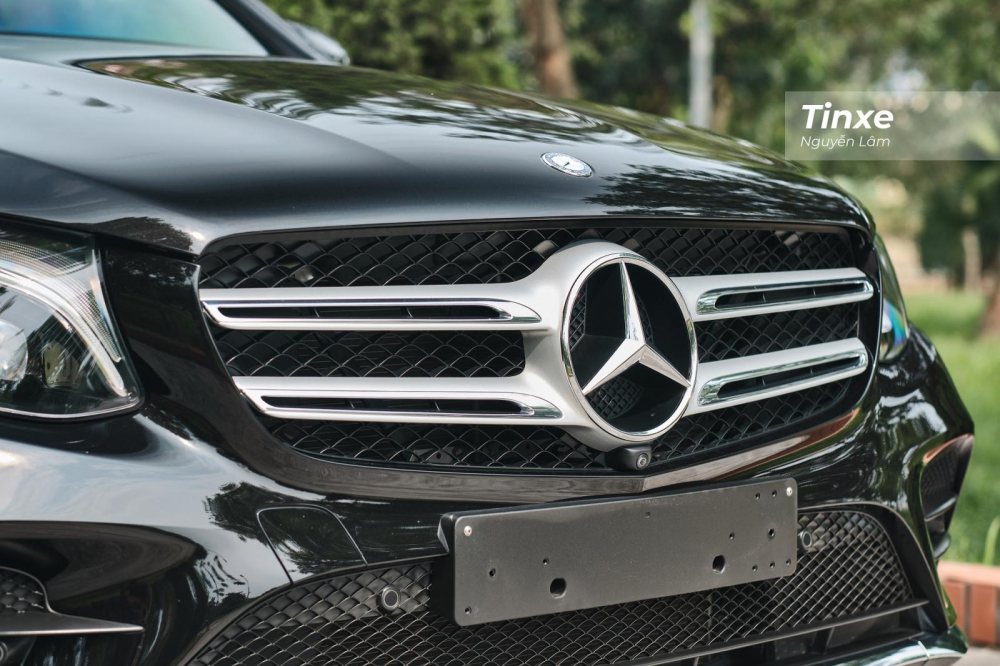 Phía bên dưới logo “Mercedes-Benz” cỡ lớn trên phần lưới tản nhiệt là 1 camera nằm trong gói camera 360 độ Phía bên dưới logo “Mercedes-Benz” cỡ lớn trên phần lưới tản nhiệt là 1 camera nằm trong gói camera 360 độ