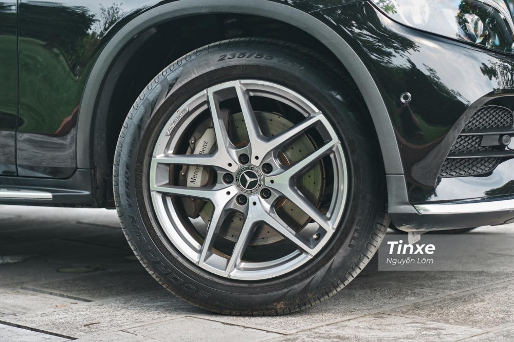 Mercedes-Benz GLC 300 4Matic 2017 được trang bị mâm hợp kim AMG 5 chấu kép kích cỡ 19 inch Mercedes-Benz GLC 300 4Matic 2017 được trang bị mâm hợp kim AMG 5 chấu kép kích cỡ 19 inch