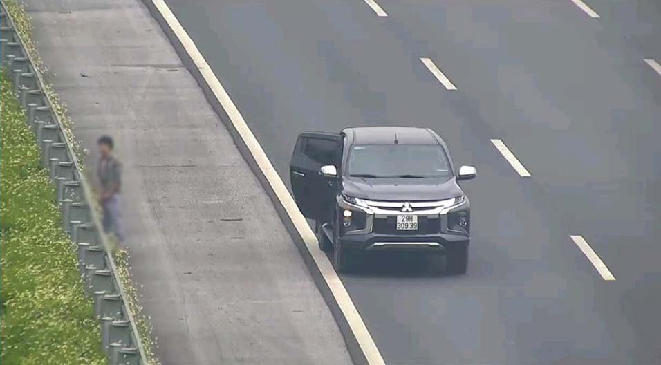 H&igrave;nh ảnh người l&aacute;i chiếc &ocirc; t&ocirc; Mitsubishi dừng tr&ecirc;n cao tốc H&agrave; Nội - Hải Ph&ograve;ng để đi vệ sinh