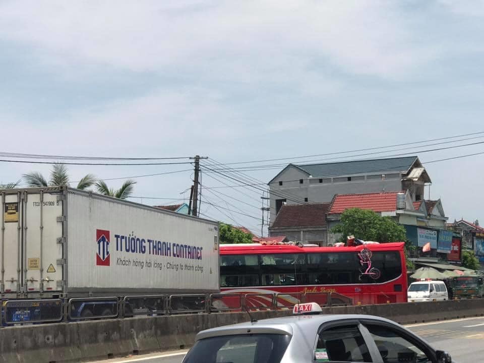 Đoạn đường n&agrave;y đang lắp hệ thống đ&egrave;n t&iacute;n hiệu giao th&ocirc;ng n&ecirc;n c&aacute;c phương tiện chạy chung 1 l&agrave;n đường