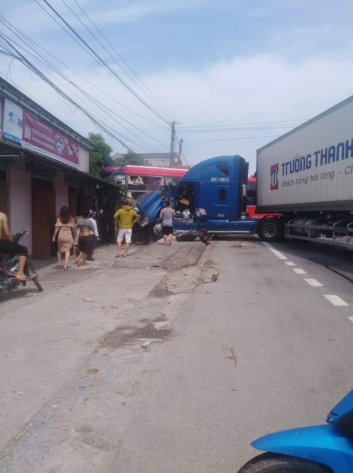 2 chiếc &ocirc; t&ocirc; lao v&agrave;o trạm chờ xe bu&yacute;t b&ecirc;n đường