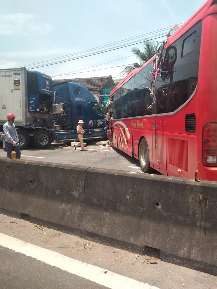 Hiện trường vụ tai nạn nghi&ecirc;m trọng giữa chiếc xe container v&agrave; &ocirc; t&ocirc; kh&aacute;ch