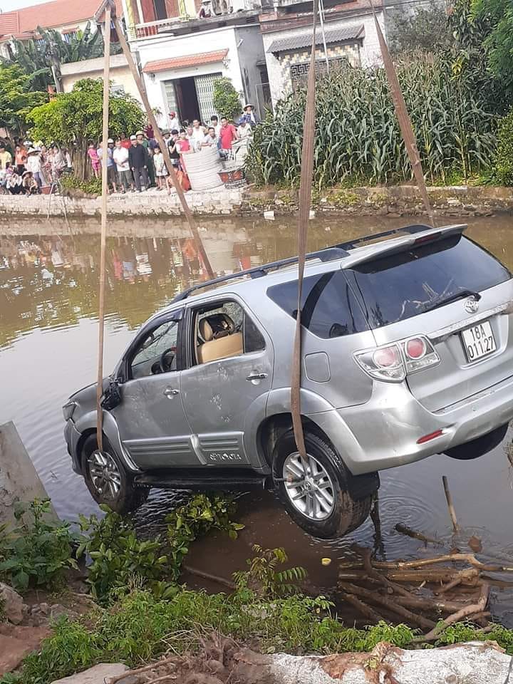 Chiếc Toyota Fortuner được trục vớt l&ecirc;n bờ