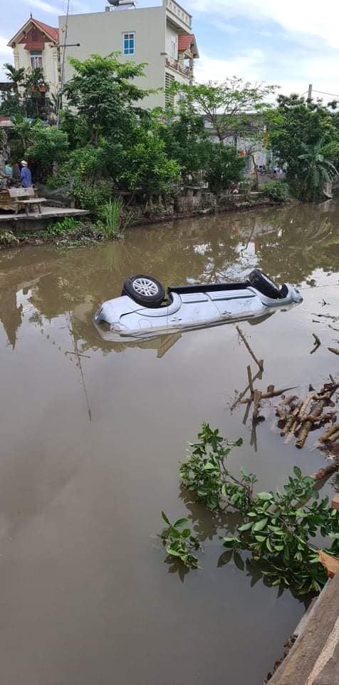 Chiếc Toyota Fortuner nằm dưới s&ocirc;ng Thốp