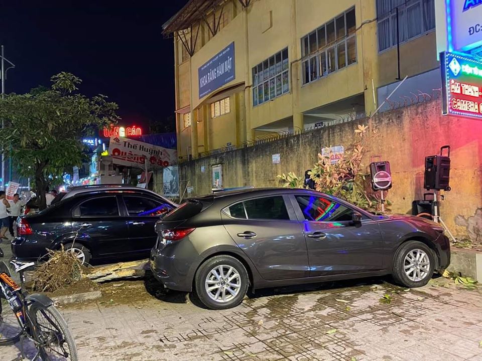 Hiện trường vụ tai nạn của chiếc &ocirc; t&ocirc; Mazda3