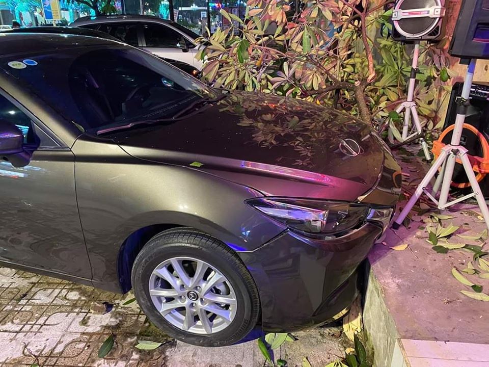 Phần đầu của chiếc &ocirc; t&ocirc; Mazda3 bị biến dạng