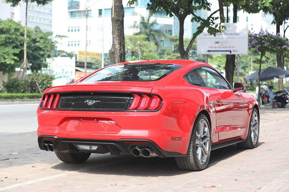 Vòng ra phía đuôi xe, Ford Mustang 55th Edition có một sự nâng cấp nhẹ ở ống xả khi có trang bị ống xả kép ở 2 bên nhằm mang đến tiếng nổ uy lực hơn. Vòng ra phía đuôi xe, Ford Mustang 55th Edition có một sự nâng cấp nhẹ ở ống xả khi có trang bị ống xả kép ở 2 bên nhằm mang đến tiếng nổ uy lực hơn.