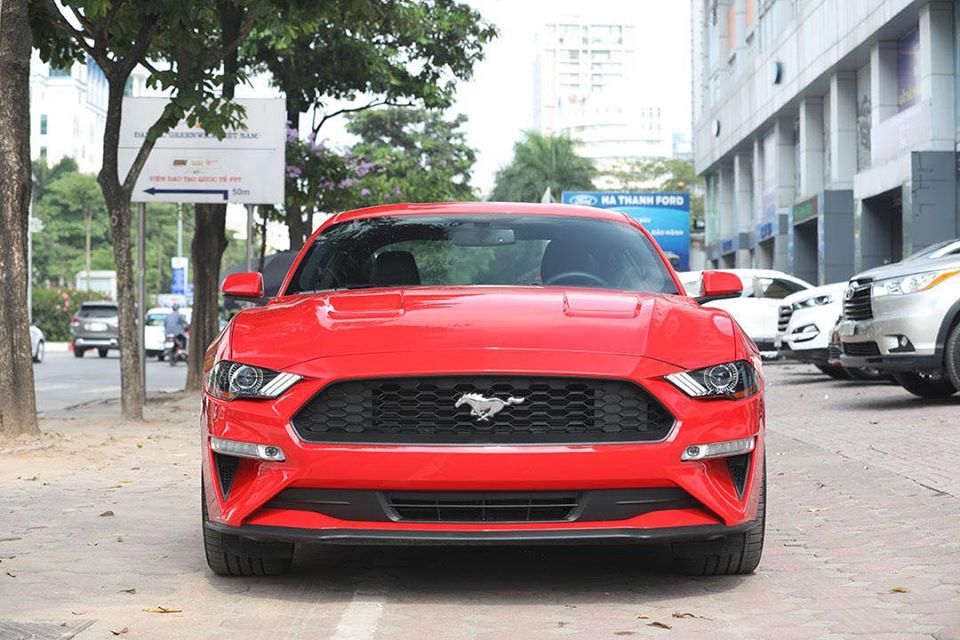 Số lượng dòng xe thể thao Ford Mustang thế hệ thứ 6 tại Việt Nam đã có hơn 60 chiếc, vì thế, giới mê xe đã bắt đầu nhẵn mặt với các mẫu xe này dù có không ít xe thuộc bản nâng cấp đời 2018. Tuy nhiên, gần đây các bạn trẻ đã có dịp xôn xao với hình ảnh một chiếc xe thể thao Ford Mustang 2020 với màu sơn đỏ. Số lượng dòng xe thể thao Ford Mustang thế hệ thứ 6 tại Việt Nam đã có hơn 60 chiếc, vì thế, giới mê xe đã bắt đầu nhẵn mặt với các mẫu xe này dù có không ít xe thuộc bản nâng cấp đời 2018. Tuy nhiên, gần đây các bạn trẻ đã có dịp xôn xao với hình ảnh một chiếc xe thể thao Ford Mustang 2020 với màu sơn đỏ.