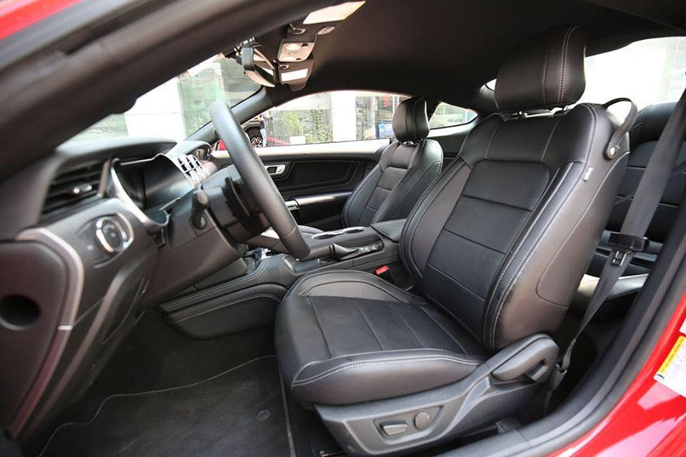 Khác với chiếc xe Ford Mustang 55th Edition ở Sài thành có ghế ngồi bọc da 2 màu tương phản, mẫu xe thể thao Ford Mustang 55th Edition ở Hà Nội được bọc duy nhất màu đen. Khác với chiếc xe Ford Mustang 55th Edition ở Sài thành có ghế ngồi bọc da 2 màu tương phản, mẫu xe thể thao Ford Mustang 55th Edition ở Hà Nội được bọc duy nhất màu đen.