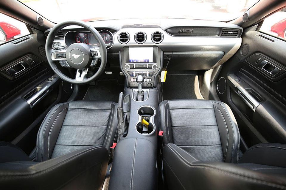Bên trong khoang lái của mẫu xe thể thao Ford Mustang 55th Edition đầu tiên về Hà Nội Bên trong khoang lái của mẫu xe thể thao Ford Mustang 55th Edition đầu tiên về Hà Nội