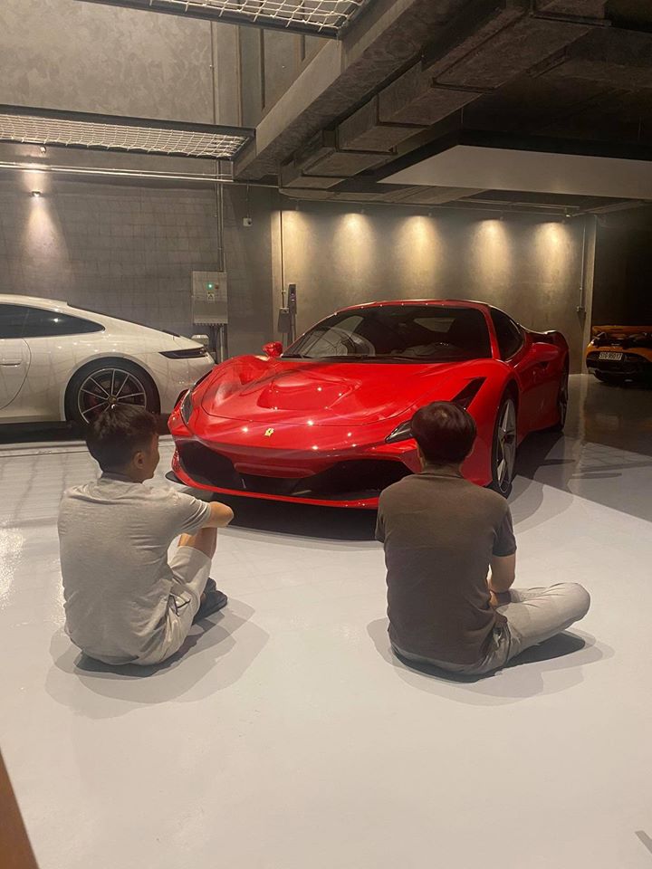 Cường Đ&ocirc;-la &aacute;o thun x&aacute;m v&agrave; quần sọc m&agrave;u trắng c&ugrave;ng chiếc si&ecirc;u xe Ferrari F8 Tributo mới mua của m&igrave;nh