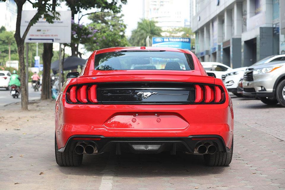 So với phiên bản 2017, Ford Mustang đời 2019 này có nâng cấp nhẹ ngoại hình với đèn pha, nắp capô và cản va sau thiết kế lại. So với phiên bản 2017, Ford Mustang đời 2019 này có nâng cấp nhẹ ngoại hình với đèn pha, nắp capô và cản va sau thiết kế lại.