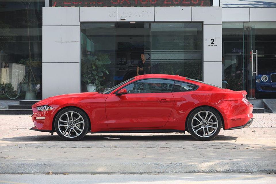 Diện mạo của chiếc xe thể thao Ford Mustang 55th Edition đầu tiên ở Hà Nội. Trong khi đó, còn có một chiếc xe Ford Mustang 55th Edition khác về Việt Nam nhưng cư trú ở Sài thành. Diện mạo của chiếc xe thể thao Ford Mustang 55th Edition đầu tiên ở Hà Nội. Trong khi đó, còn có một chiếc xe Ford Mustang 55th Edition khác về Việt Nam nhưng cư trú ở Sài thành.