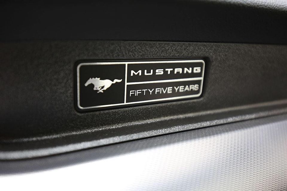 Tin đồn này xuất hiện từ thông tin rao bán xe và logo Mustang Fifty Five Years đặt bên trong khoang lái chiếc xe Ford Mustang 2020 màu đỏ này. Tuy nhiên, đây chỉ là một logo để tạo sự nhận biết cho các mẫu xe được sản xuất trong năm 2019, đánh dấu sinh nhật lần thứ 55 của dòng xe Ford Mustang. Tin đồn này xuất hiện từ thông tin rao bán xe và logo Mustang Fifty Five Years đặt bên trong khoang lái chiếc xe Ford Mustang 2020 màu đỏ này. Tuy nhiên, đây chỉ là một logo để tạo sự nhận biết cho các mẫu xe được sản xuất trong năm 2019, đánh dấu sinh nhật lần thứ 55 của dòng xe Ford Mustang.