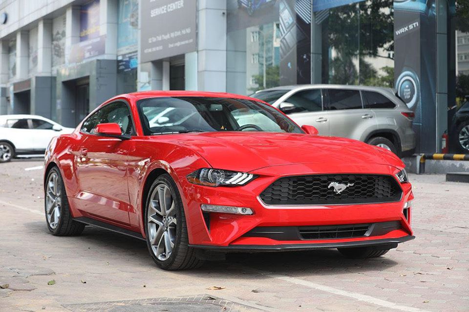 Ở bên ngoài dòng xe Ford Mustang 55th Edition không có nhiều sự thay đổi hay điểm nhấn ở ngoại hình so với các phiên bản tiêu chuẩn. Ngoại thất chiếc Ford Mustang 55th Edition này có màu sơn đỏ với các chi tiết sơn màu đen để tạo điểm nhấn. Ở bên ngoài dòng xe Ford Mustang 55th Edition không có nhiều sự thay đổi hay điểm nhấn ở ngoại hình so với các phiên bản tiêu chuẩn. Ngoại thất chiếc Ford Mustang 55th Edition này có màu sơn đỏ với các chi tiết sơn màu đen để tạo điểm nhấn.