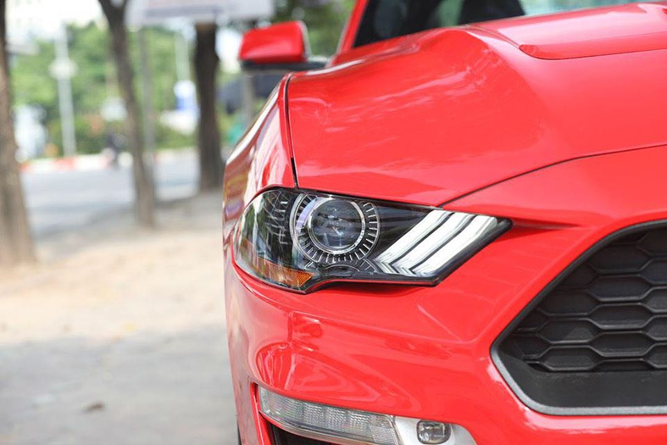 Những chiếc Ford Mustang đời 2018 sử dụng động cơ EcoBoost trở về sau này có giá bán hơn 2,3 tỷ đồng, nhưng riêng chiếc xe Ford Mustang 55th Edition được cho có giá bán hơn 3 tỷ đồng. Những chiếc Ford Mustang đời 2018 sử dụng động cơ EcoBoost trở về sau này có giá bán hơn 2,3 tỷ đồng, nhưng riêng chiếc xe Ford Mustang 55th Edition được cho có giá bán hơn 3 tỷ đồng.