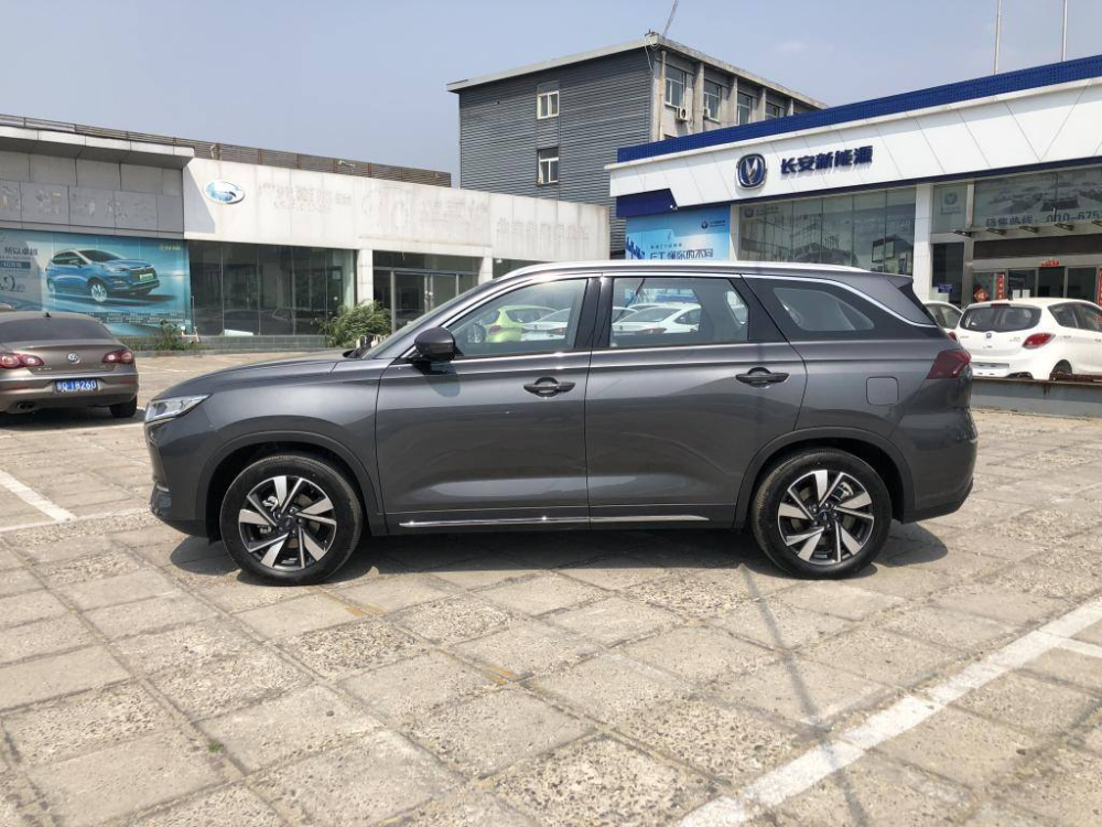 Bên sườn của Oshan X7 EV Bên sườn của Oshan X7 EV