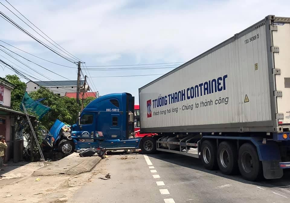 Cả hai chiếc &ocirc; t&ocirc; đều lao v&agrave;o nh&agrave; chờ xe bu&yacute;t sau c&uacute; va chạm trực diện