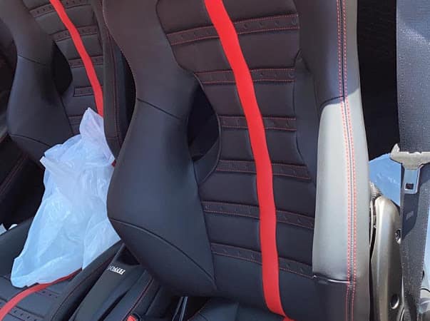 Ghế ngồi siêu xe Ferrari F8 Tributo của Cường Đô-la bọc da màu đen cùng sọc và chỉ may màu đỏ nổi bật.