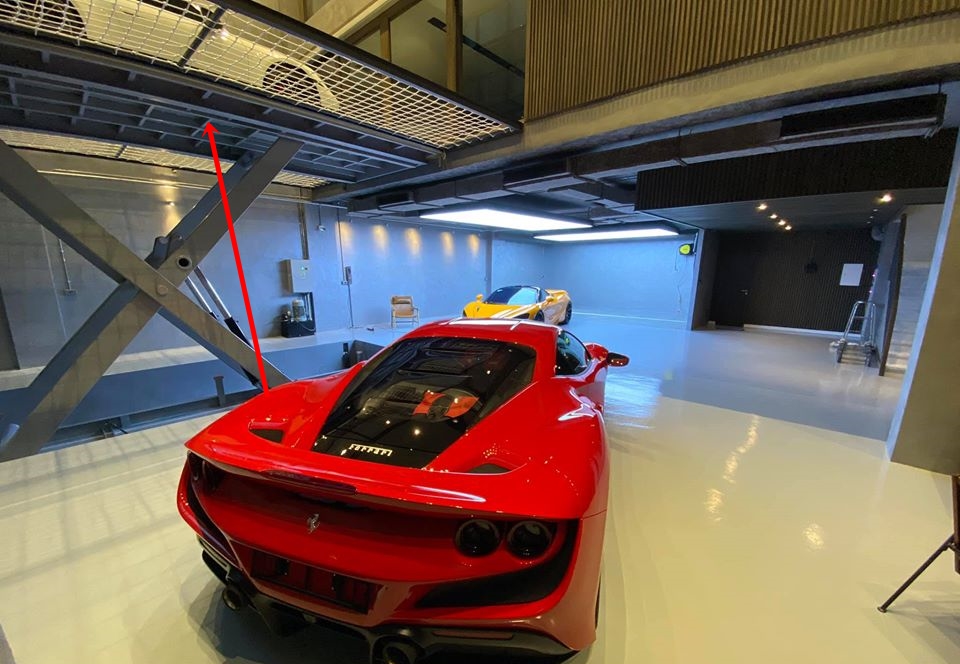 Siêu xe Ferrari F8 Tributo cùng McLaren 720S đỗ phía dưới, nằm trên cầu nâng là mẫu xe thể thao Porsche 911 Carrera S 2020