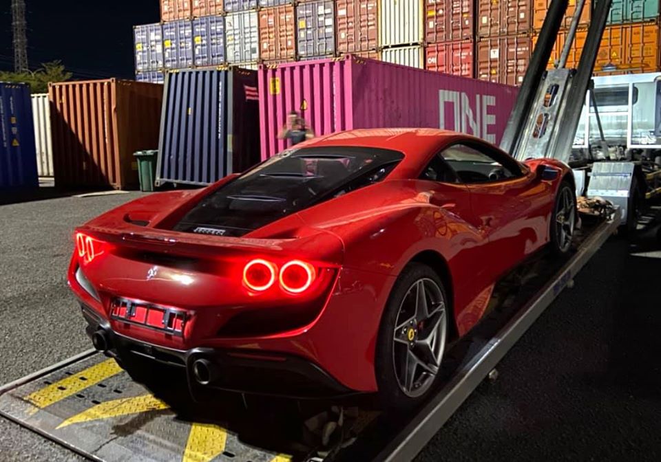 Siêu xe Ferrari F8 Tributo có kiểu đèn hậu đôi dạng tròn. Hai phiên bản gần đây nhất là Ferrari 458 Italia và Ferrari 488 GTB sử dụng đèn hậu tròn dạng đơn
