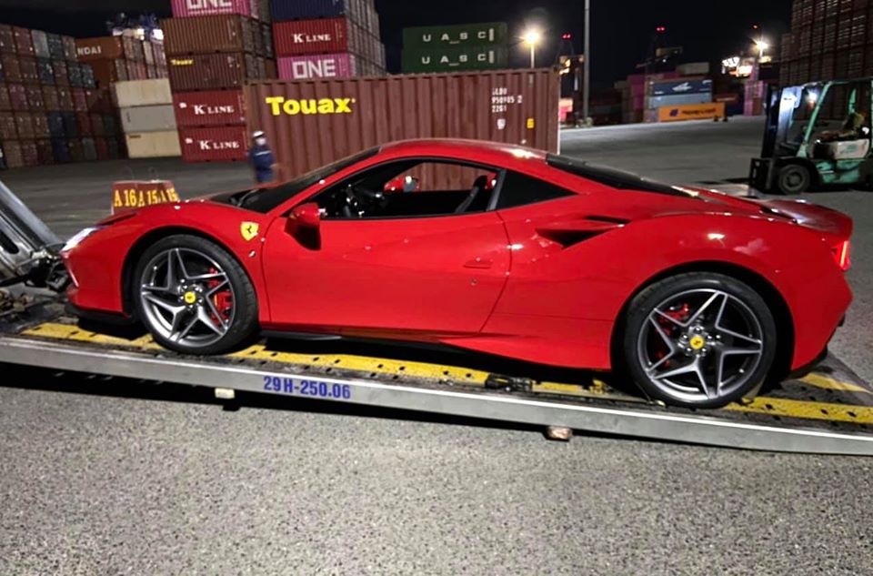 Ngoại thất chiếc siêu xe Ferrari F8 Tributo của Cường Đô-la không có nhiều chi tiết ốp carbon