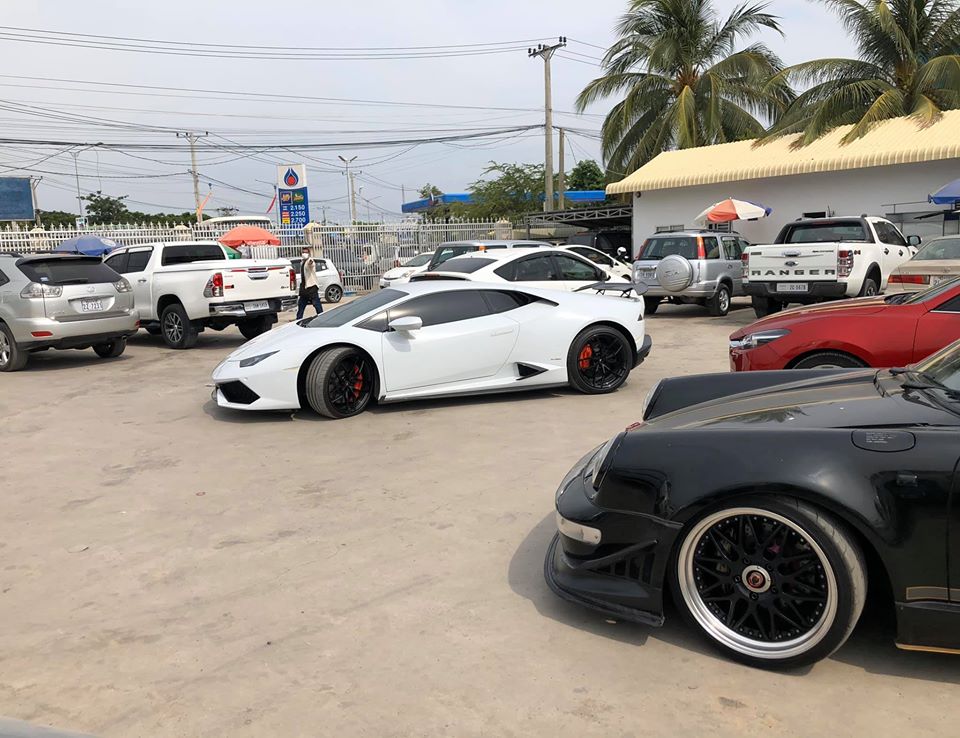 Ngoài chiếc Porsche 930 Turbo độ RUF mang biển CoVi.19 được đem đi đăng kiểm còn có một chiếc siêu xe Lamborghini Huracan màu trắng