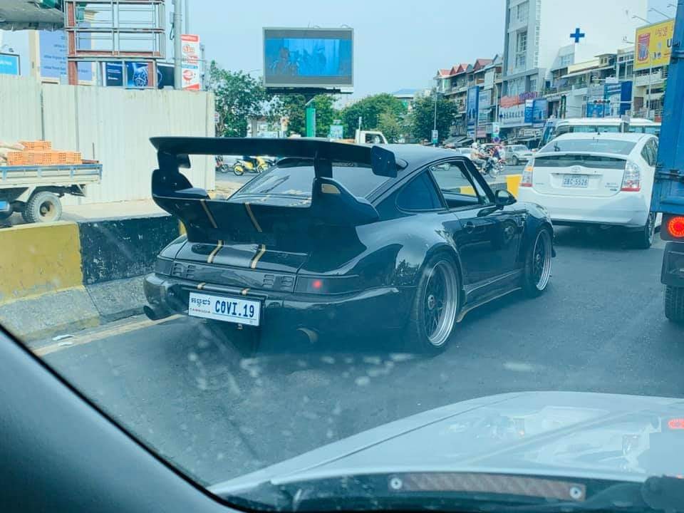 Xe thể thao Porsche 930 Turbo độ RUF mang biển CoVi.19 trên đường phố Campuchia