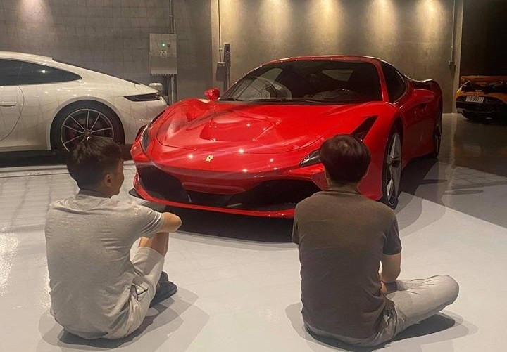 Cường Đô-la ngồi ngắm đồ chơi mới Ferrari F8 Tributo được vợ mua tặng