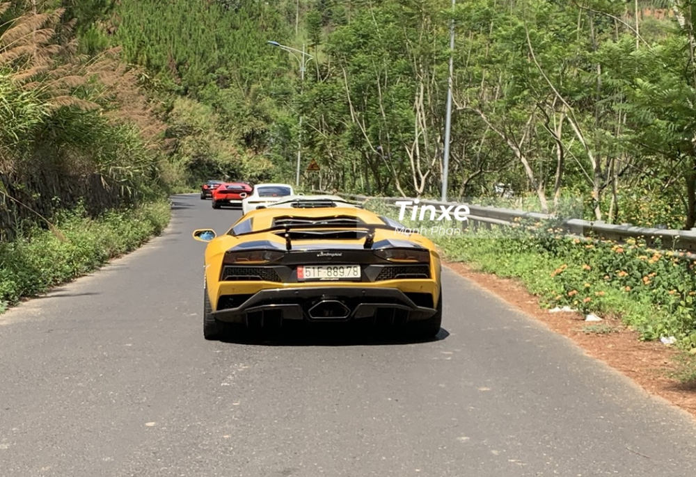 C&aacute;c si&ecirc;u xe trong đo&agrave;n Car Passon di chuyển tr&ecirc;n đường đ&egrave;o tại Đ&agrave; Lạt