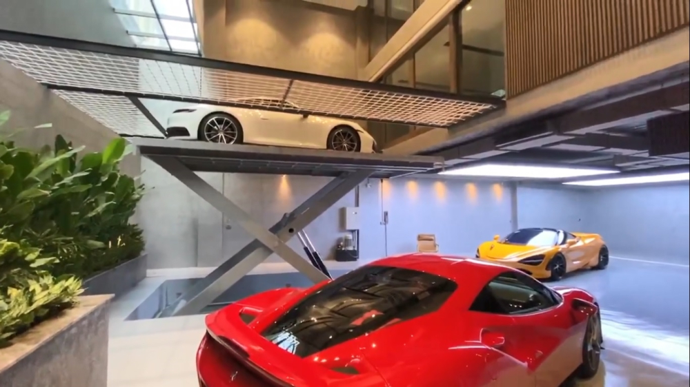 Cầu nâng xịn sò trong garage của Cường Đô-la sẽ mất hơn 1 phút để nâng xe lên cao, khi đến nơi, cửa phòng sẽ tự động mở ra