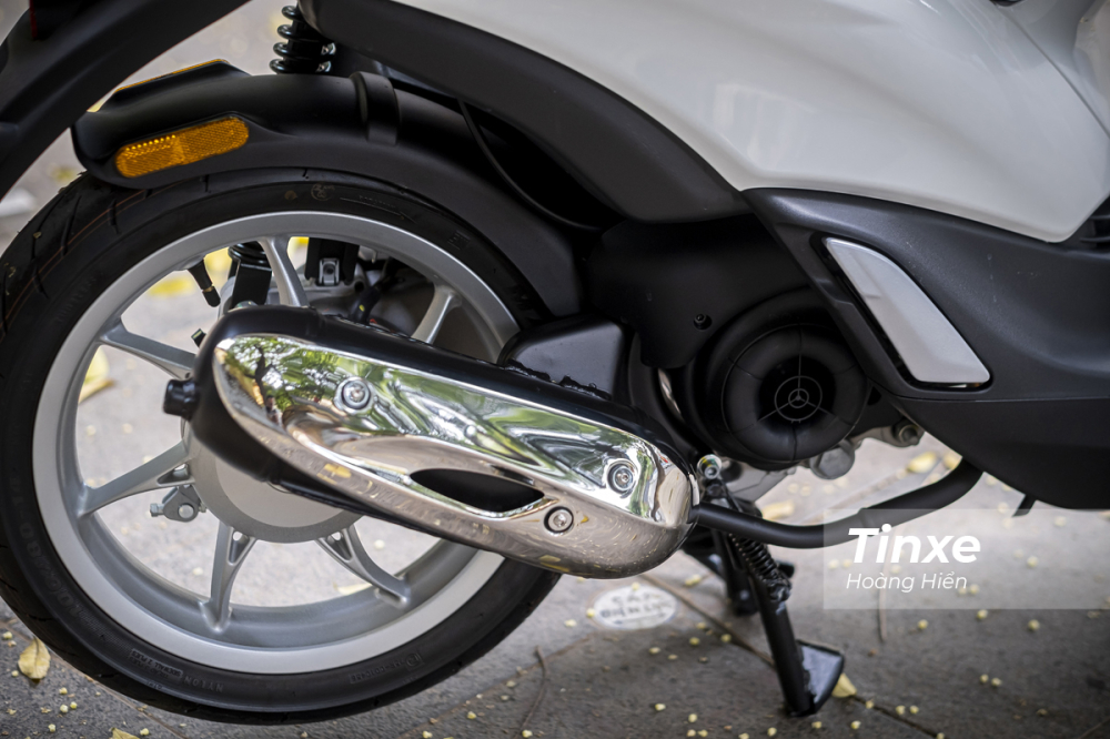 Piaggio Liberty 50cc có vành và lốp giống Piaggio Liberty 125cc. Piaggio Liberty 50cc có vành và lốp giống Piaggio Liberty 125cc.