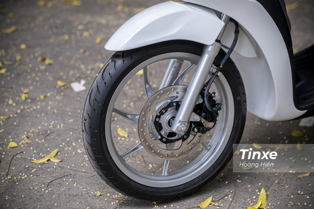Piaggio Liberty 50cc chỉ có phanh đĩa bánh trước và phanh tang trống bánh sau. Xe cũng không có ABS. Piaggio Liberty 50cc chỉ có phanh đĩa bánh trước và phanh tang trống bánh sau. Xe cũng không có ABS.