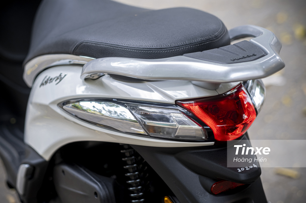 Thiết kế đuôi xe rất quen thuộc của Piaggio Liberty 50cc. Thiết kế đuôi xe rất quen thuộc của Piaggio Liberty 50cc.
