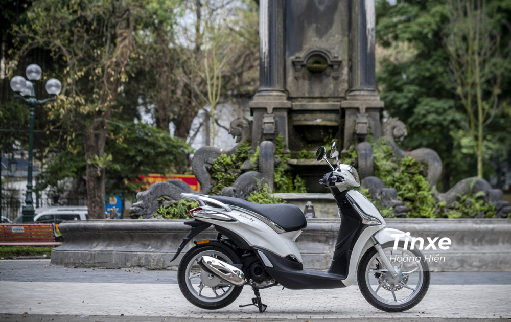 Piaggio Liberty 50cc hướng tới khách hàng là học sinh, sinh viên đang tìm kiếm một mẫu xe tay ga dung tích động cơ dưới 50cc, không cần bằng lái, kiểu dáng thời trang và giá thành phù hợp. Piaggio Liberty 50cc hướng tới khách hàng là học sinh, sinh viên đang tìm kiếm một mẫu xe tay ga dung tích động cơ dưới 50cc, không cần bằng lái, kiểu dáng thời trang và giá thành phù hợp.