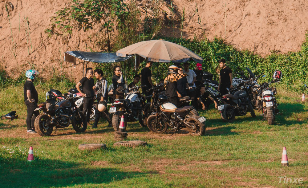 Buổi offline quy tụ được khá nhiều người chơi Ducati Scrambler tại Hà Nội Buổi offline quy tụ được khá nhiều người chơi Ducati Scrambler tại Hà Nội