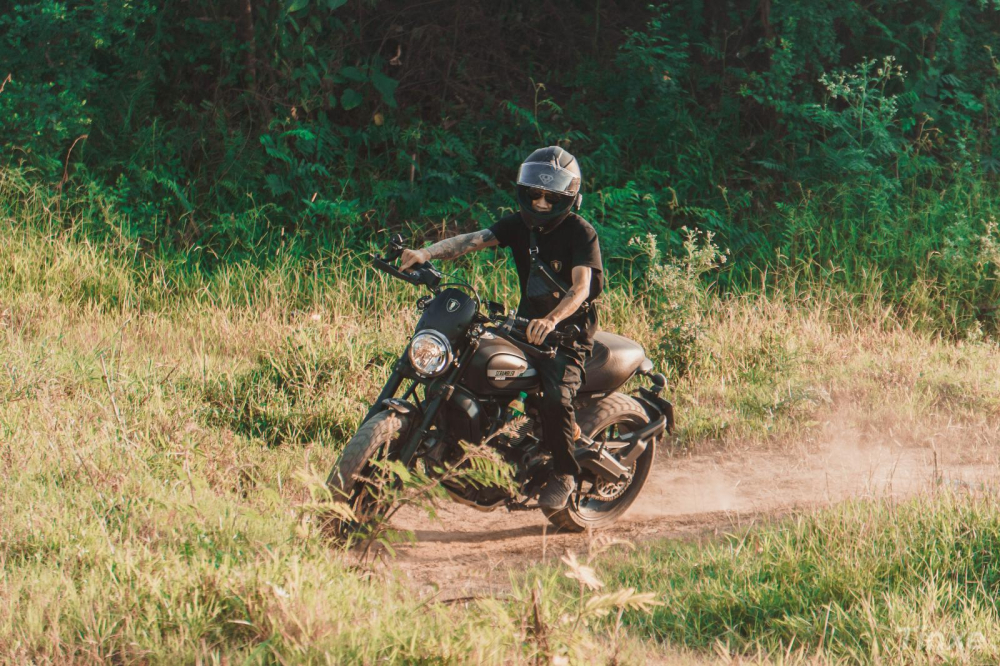 Những khúc cua gấp đầy đất cát không làm khó được Ducati Scrambler Những khúc cua gấp đầy đất cát không làm khó được Ducati Scrambler