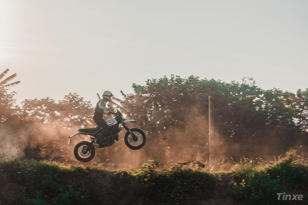 Ducati Desert Sled bay vớt đầy cảm hứng dưới cái nắng chiều Ducati Desert Sled bay vớt đầy cảm hứng dưới cái nắng chiều