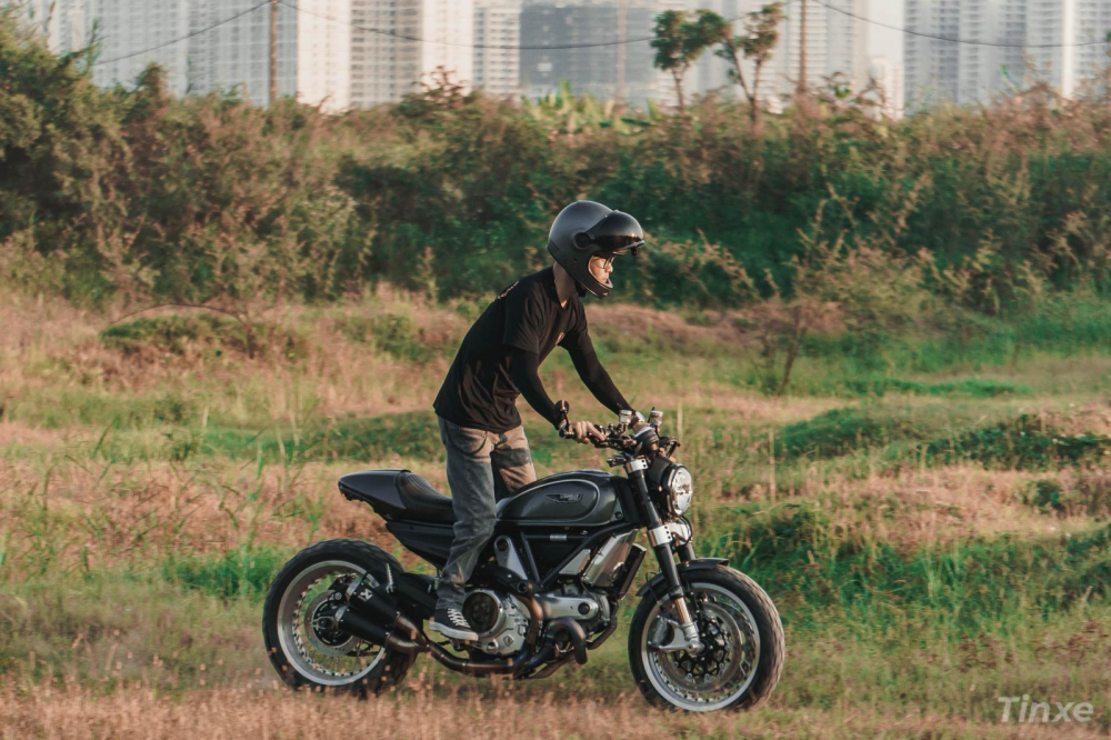 Có cả sự tham gia của Ducati Scrambler Cafe bản độ đắt tiền tham gia offroad Có cả sự tham gia của Ducati Scrambler Cafe bản độ đắt tiền tham gia offroad