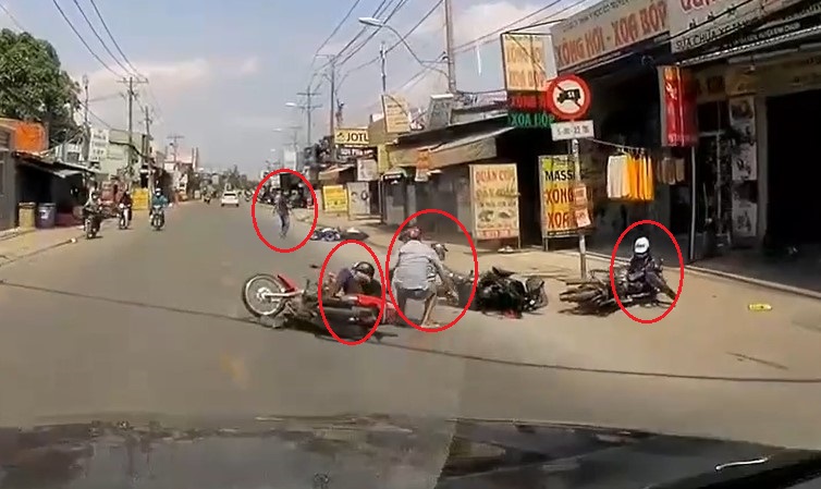 Vụ tai nạn liên hoàn này liên quan đến 5 người đi xe máy