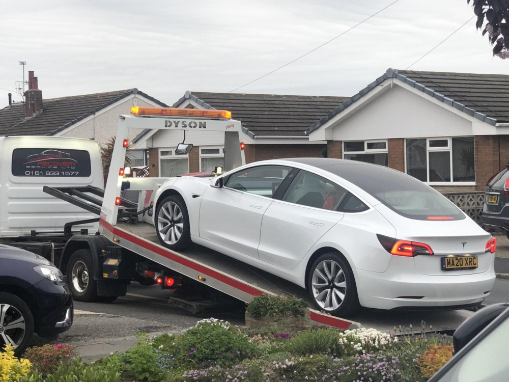 Chiếc Tesla Model 3 được mang đi sửa