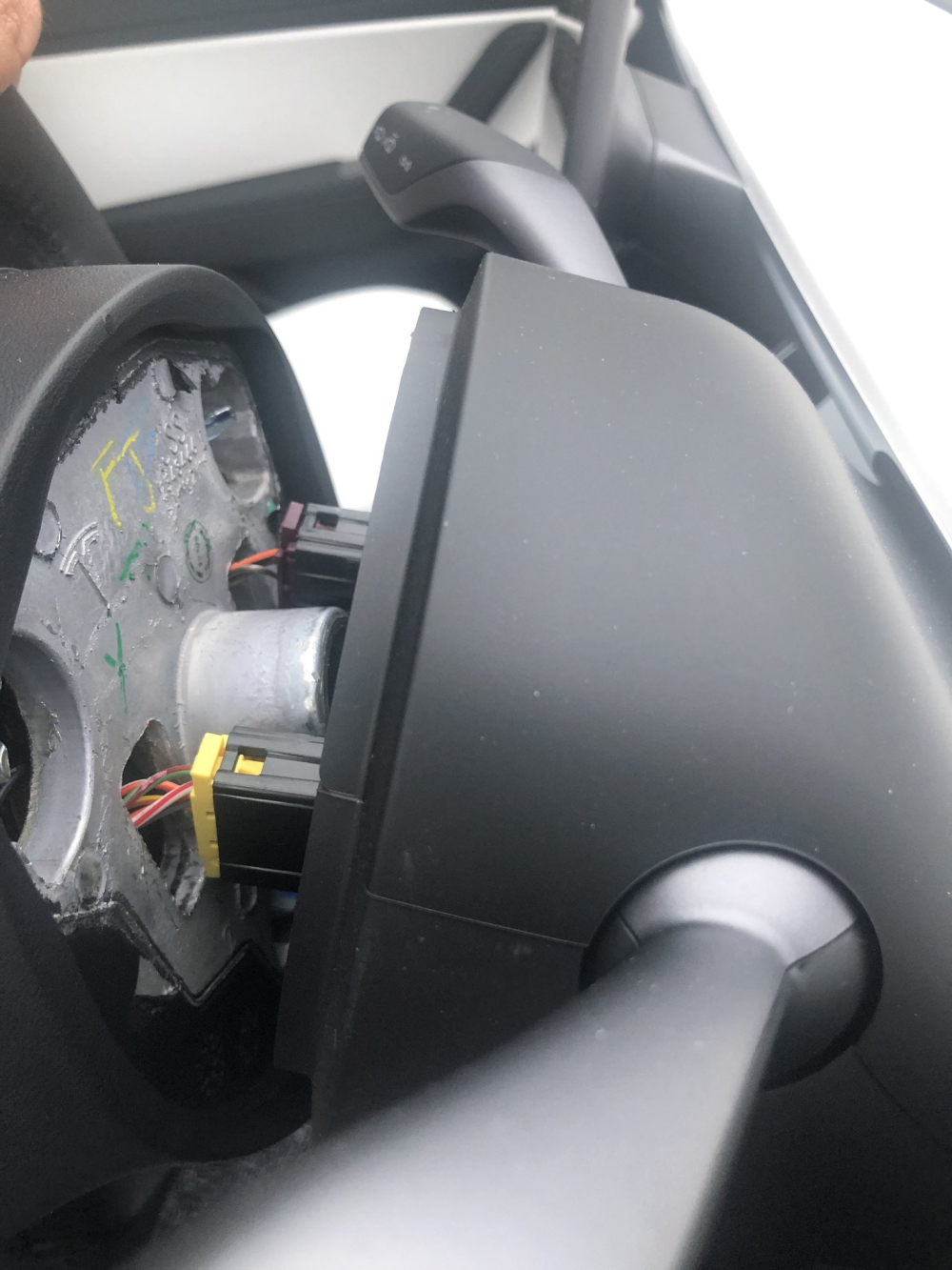 Vô lăng của chiếc Tesla Model 3 bị bất ngờ bị rụng