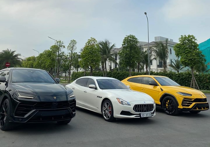 Hai chiếc Lamborghini Urus v&agrave; kẹp giữa l&agrave; Maserati Quattroporte GranLusso