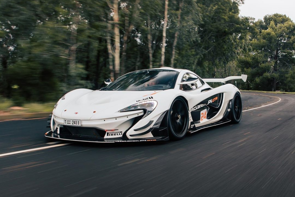McLaren P1 GTR được gọi là siêu xe McLaren P1 GTR được gọi là siêu xe 2 trong 1 do có thể chạy trong đường đua và lưu thông hợp pháp trên đường phố nếu qua bàn tay của hãng độ Lanzante Motorsport