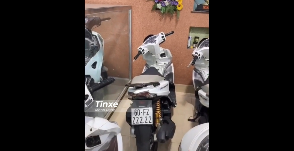 Sau biển ngũ quý 1 chắc chắn phải đến ngũ quý 2, chiếc xe mang biển này là mẫu tay ga Honda Air Blade với màu sơn trắng và đã được chủ nhân vô một số đồ chơi hàng hiệu như dễ dàng nhận ra là phuộc sau của hãng Ohlins. Biển số của chiếc Honda Air Blade này là 60F2-222.22, như vậy, biển số của chiếc Honda Air Blade này cũng có đến 6 con số 2.